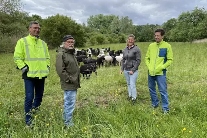 Die Halter, Planer und die Tiere (von links): Normen Karg, Fritz und Loretta Gruber mit Hanspeter Rausch.