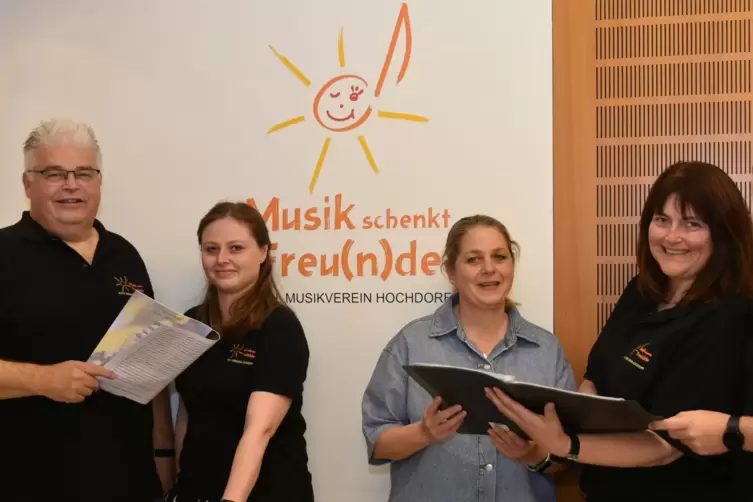 Das Organisationsteam des Jugendmusiktags (von links): Musikverein-Dirigent Xaver Drews, Jugendwartin Lisa Hoffmann, Schulleiter