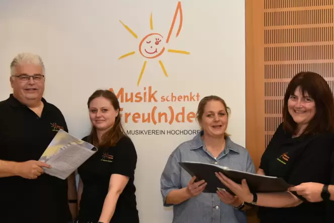 Das Organisationsteam des Jugendmusiktags (von links): Musikverein-Dirigent Xaver Drews, Jugendwartin Lisa Hoffmann, Schulleiter