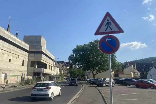 Mehr als 13.000 Fahrzeuge befahren die B38 laut einer Messung innerhalb von 24 Stunden. Sichere Querungen für Fußgänger gibt es