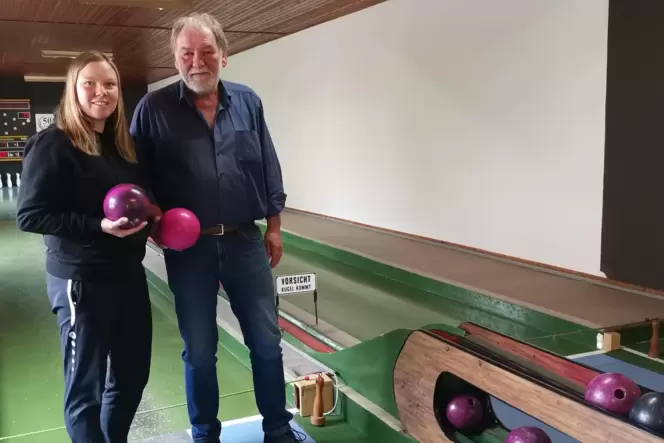 Sind begeisterte Kegler: Sarah Pankonin, Mannschaftsführerin der Ersten und Sportwartin, und ihr Vater Ralf Mang, der Vorsitzend