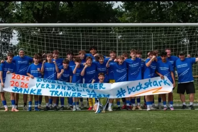 Das erfolgreiche C-Jugend-Team der TSG Deidesheim mit seinen Betreuern.
