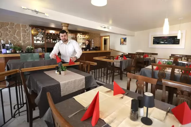 Der Name des Restaurants Apolonia stammt von einem Tempel in Fier, der albanischen Heimatstadt von Inhaber Xhoi Selamaj.