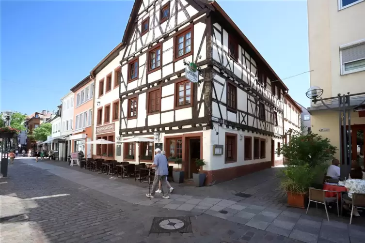 Das Fachwerkhaus am Rande der Innenstadt mit der Aufschrift &bdquo;Pf&auml;lzerstube&ldquo; schreie f&ouml;rmlich nach deutscher K&uuml;che, sagt Inhaberin
