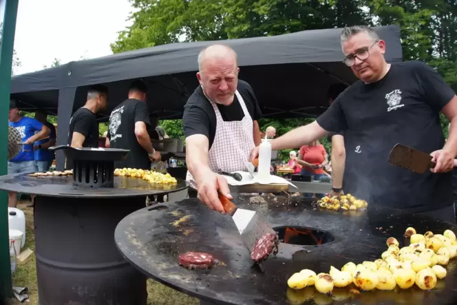 »Himmel und Erde«: Björn Bernhard (rechts), Bürgermeister der Verbandsgemeinde Zweibrücken-Land, packt am Grill bei Metzgermeist