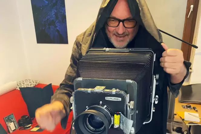 Jörg Heieck bei der Arbeit mit seiner 8x10-Inch-Großformat-Kamera.
