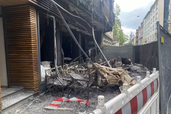 Bild der Verwüstung: Eine Shisha-Bar nahe des Marktplatzes ging in Flammen auf.