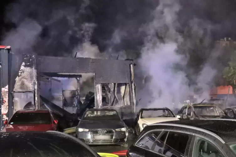 Rauch am Himmel: Bei einem Feuer in einem Autohandel im S&uuml;den Mannheims entsteht ein hoher Schaden.
