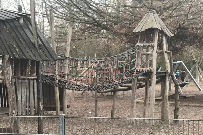 Wegen Schäden und Müll werden die Öffnungszeiten des Spielplatzes bei der Grundschule eingeschränkt.