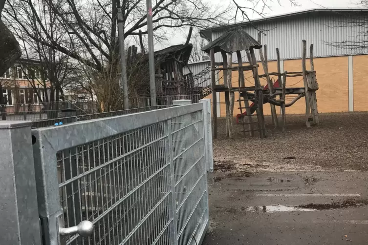 Werden zuk&uuml;nftig von Montag bis Freitag um 16 Uhr geschlossen: die Tore des Grundschulspielplatzes.