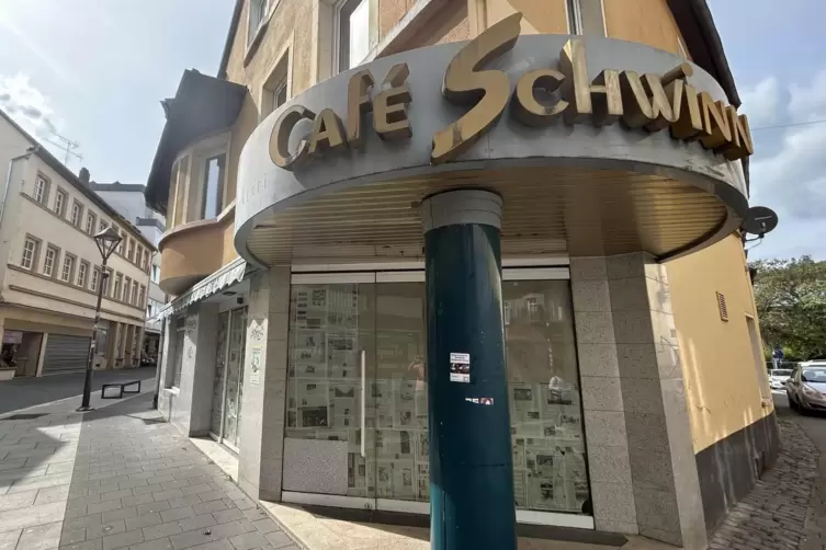 Weil der ehemalige Betreiber Ortwin Merz keinen Nachfolger finden konnte, steht das Caf&eacute; Schwinn seit 2021 in der Fu&szlig;g&auml;ngerzone 