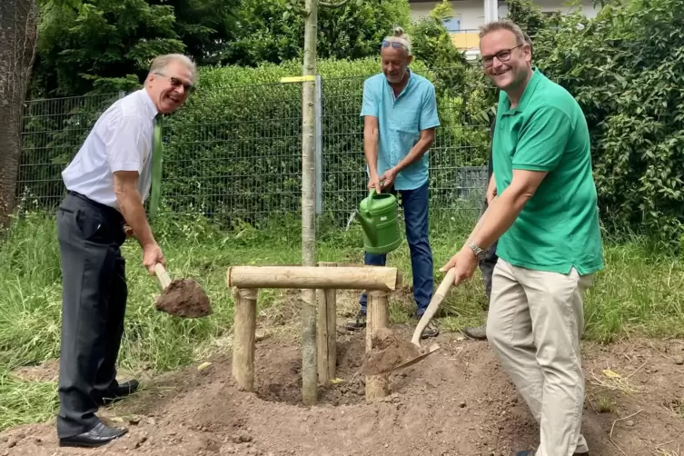 Mit vereinten Kr&auml;ften: Hornmeister Stephan Weber (von links), Gartenamtsleiter Andr&eacute; Jankwitz und Oberb&uuml;rgermeister Markus Zwick