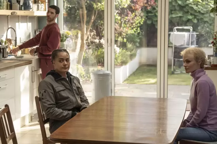 Verd&auml;chtig? Izuka Hoyle, Tahar Rahim (hinten) und Rebecca Calder (rechts) in &bdquo;Prisoner &ndash; Auf der Flucht&ldquo;. 