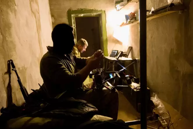 Ukrainische Stellung an der Frontlinie von Kupiansk: Die nächste Drohne wird für den Einsatz vorbereitet.
