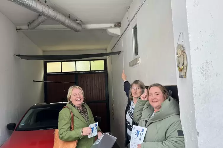 Susanne Bentz und Anita Bastian (von links nach rechts) vom Nabu &uuml;berreichen die Plakette &bdquo;Schwalben willkommen&ldquo; an Maike Ehresm