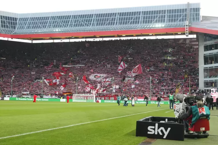 Bisher erl&ouml;st der FCK aus dem Fernsehtopf der Zweiten Liga knapp neun Millionen Euro. 