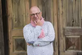 Michael Konrad liest in der Kirche in Harthausen.