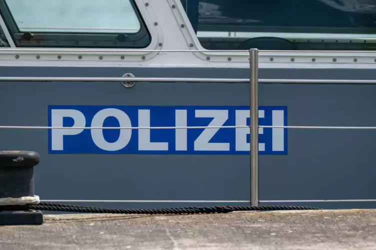 Die Wasserschutzpolizei Germersheim kontrolliert mit der Fischereiaufsicht auch den Speyerer Rheinabschnitt. 