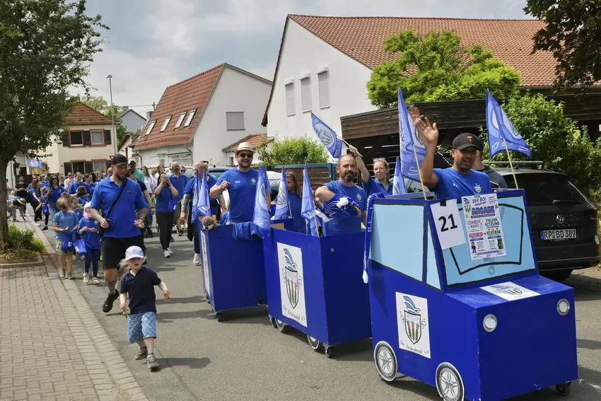 Kerwe in Großniedesheim: Der Umzug rollte wieder durch die Straßen.