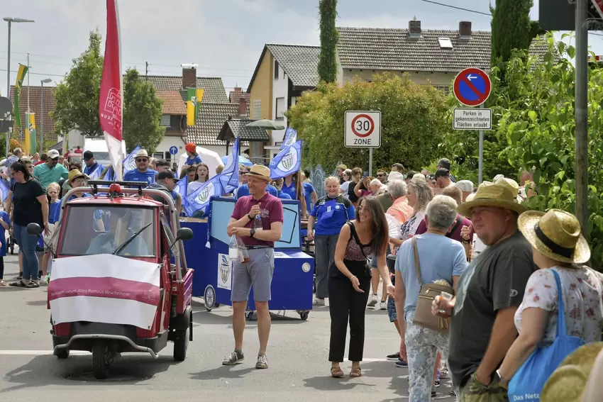 Kerwe in Großniedesheim: Der Umzug rollte wieder durch die Straßen.