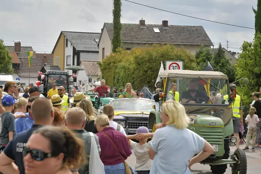 Kerwe in Großniedesheim: Der Umzug rollte wieder durch die Straßen.