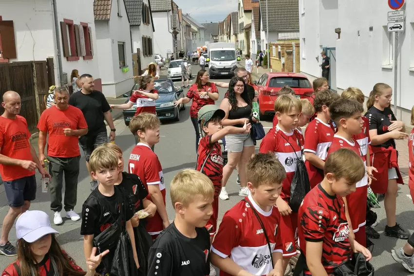 Kerwe in Großniedesheim: Der Umzug rollte wieder durch die Straßen.