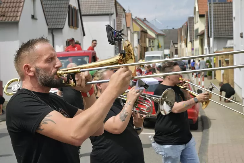 Kerwe in Großniedesheim: Der Umzug rollte wieder durch die Straßen.