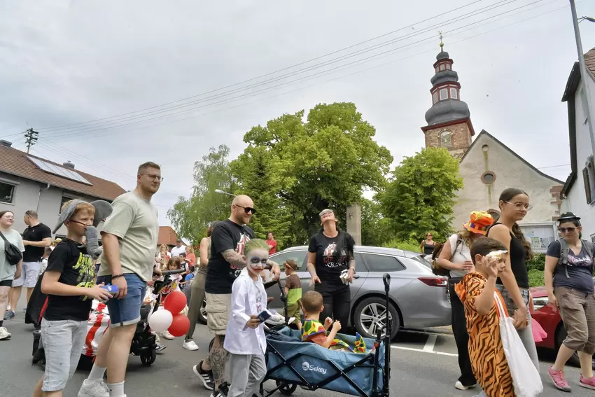Kerwe in Großniedesheim: Der Umzug rollte wieder durch die Straßen.