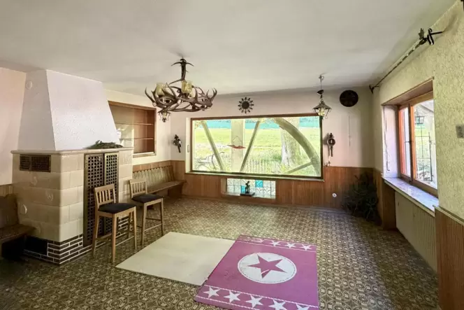 Das Mühlrad vorm großen Fenster soll wieder klappern: Gastraum der Hetschmühle bei Wattenheim.