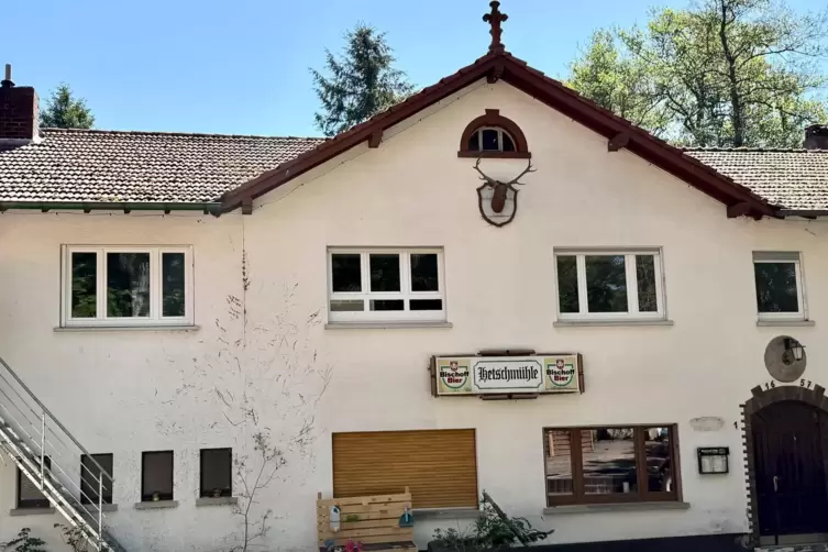 Einige Fenster in dem Anwesen an der K32 sind schon ausgetauscht worden.