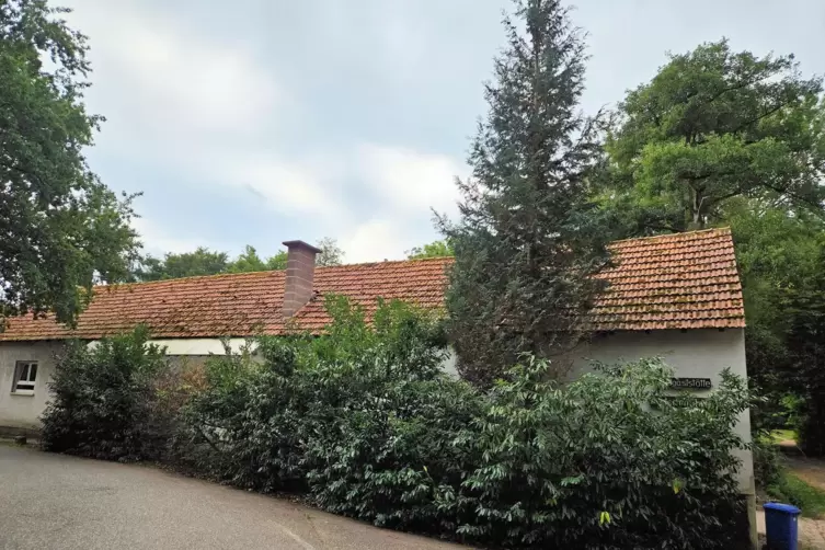 Der tiefe Dornr&ouml;schenschlaf der Hetschm&uuml;hle soll bald beendet sein. Inzwischen sind das Gr&uuml;n und das Gastst&auml;ttenschild verschwun