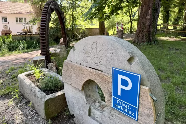 Kreativ: Einst im Hof herumliegende M&uuml;hlsteine haben eine dekorative Verwendung gefunden.