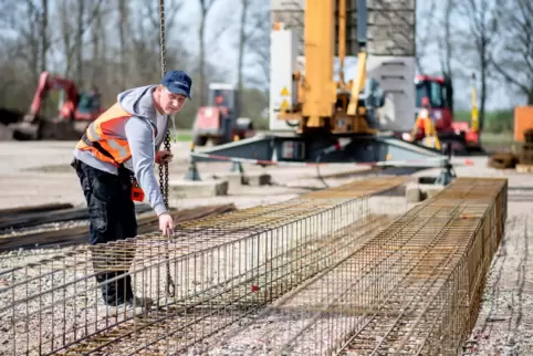 Im Baugewerbe waren Ende vergangenen Jahres rund 46.000 Stellen unbesetzt. Der Fachkräftemangel droht den Bau-Turbo der Bundesre