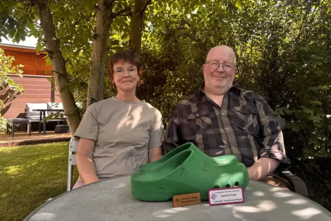 Irmela und Joachim Kropp haben Jahrzehnte im evangelischen Krankenhaus gearbeitet. Ihr Erinnerungsstück, die Arbeitsschuhe, sind Irmela und Joachim Kropp haben Jahrzehnte im evangelischen Krankenhaus gearbeitet. Ihr Erinnerungsstück, die Arbeitsschuhe, sind