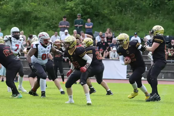 Ferdinand Allmendinger (Zweiter von rechts) von den Pfalz Warriors hat den Ball. Ihn umringen seine Teamkollegen Oliver Jockers