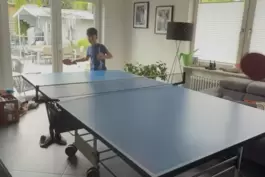 Finn Sukrow spielt begeistert Tischtennis. 