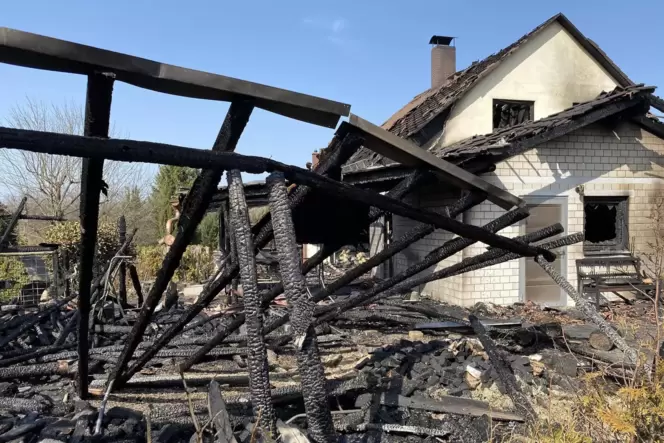 Feuer kann sich rasend schnell ausbreiten: Nach einer Feuerwalze brannte dieses Haus in Weilerbach 2022 bis auf die Grundmauern