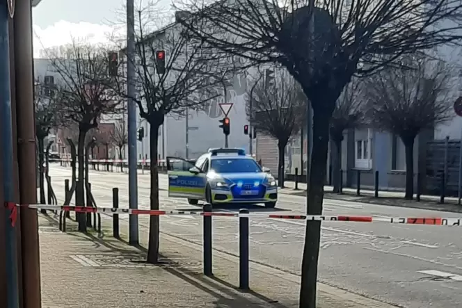 In der Zweibrücker Poststraße ist der 40-Jährige mit einem Teppichmesser schwer verletzt worden.