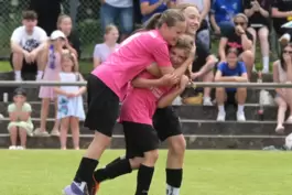 Jubel bei den D-Juniorinnen der SG Thaleischweiler über das 1:0: von links Adriana Dickey, Leni Weinkauff und Ella Zäuner (hinte