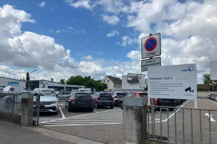 Hier darf w&auml;hrend des Strohhutfests in Frankenthal kostenlos geparkt werden: der KSB-Parkplatz an der Ecke Albertstra&szlig;e/Petersga