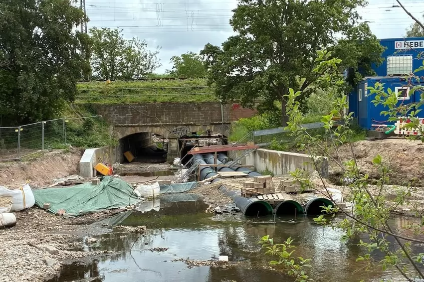 Durch den linken Bogen der Bahnunterführung wird künftig der neue Geh- und Radweg führen.