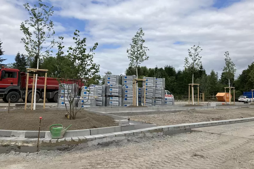 Die Parkplätze werden breiter als bisher.