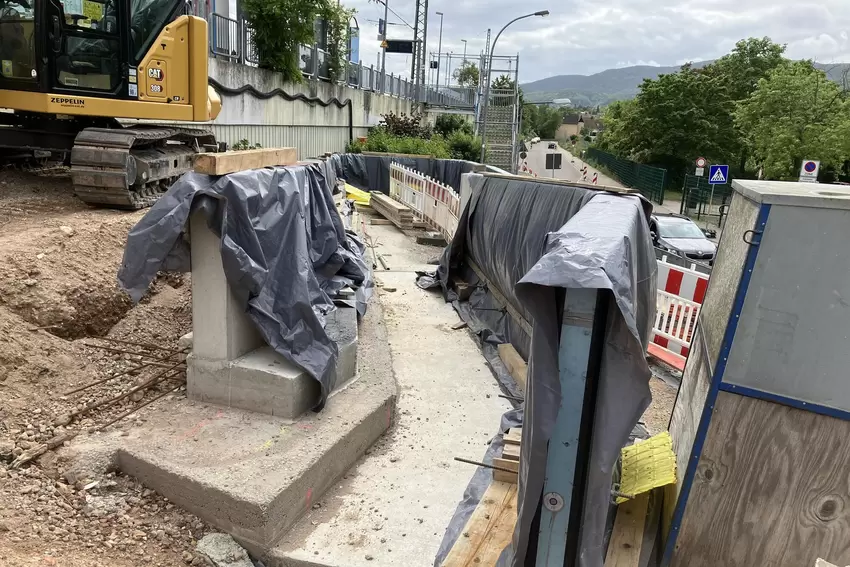 Die Beton-Einfassungen der künftigen Rampe am Bahnhaltepunkt Böbig sind mit Planen abgedeckt.