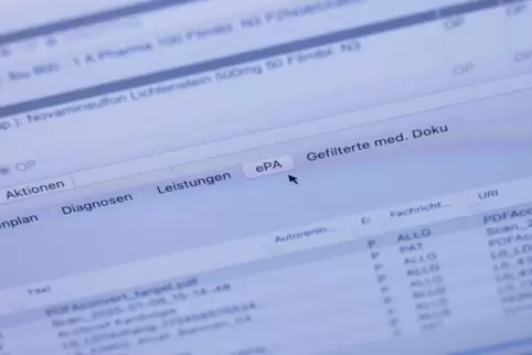 Ein Reiter ePA mit einer Patientenakte ist auf dem Monitor einer Arztpraxis.