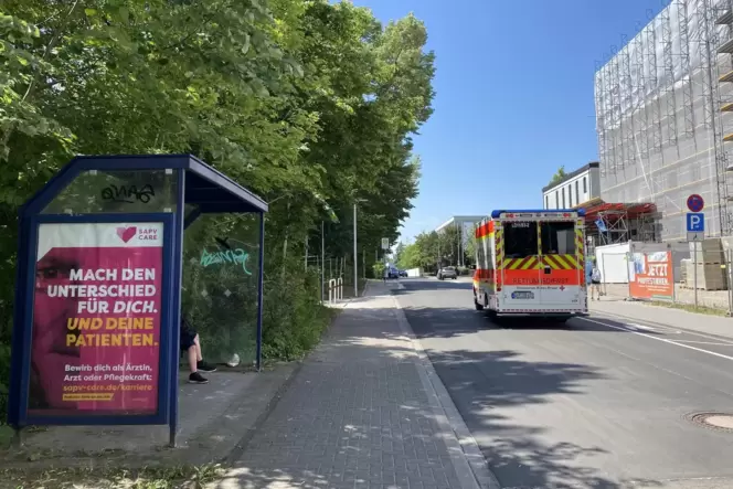 Einsames Wartehäuschen: Der Unterstand für Fahrgäste der Stadtbusse markiert die alte Haltestelle vor dem »Vincenz« in der Holzs