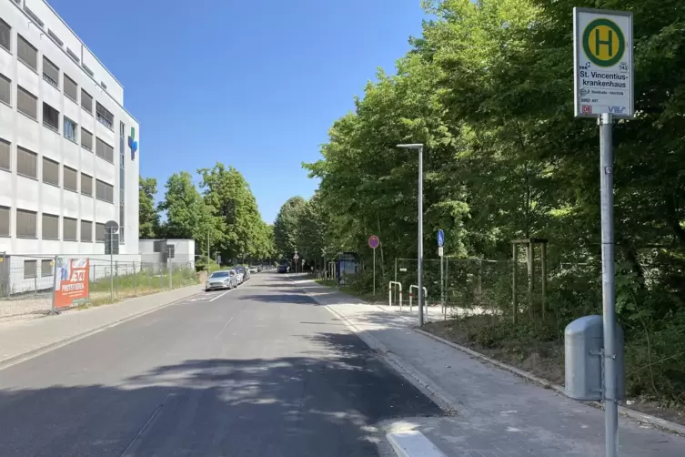 Perspektivwechsel: im Vordergrund rechts die neue Haltestelle. Das dazugeh&ouml;rige Warteh&auml;uschen l&auml;sst sich rechts im Hintergrund e