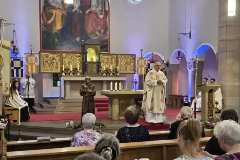Gut besetzt war die Wallfahrtskirche in Maria Rosenberg beim Pontifikalamt mit Bischof Karl-Heinz Wiesemann am letzten Tag des W