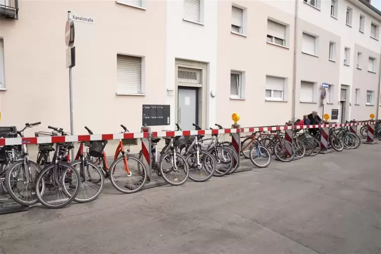 F&uuml;r das Strohhutfest werden Fahrradparkpl&auml;tze eingerichtet, so wie hier in der Kanalstra&szlig;e. 