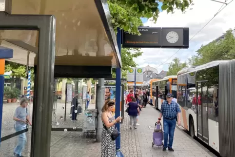 Ersatzbusse für die Linie 4 am Hans-Warsch-Platz: Die Strecke zwischen Oggersheim und Mannheim ist zuletzt häufig von Einschränk