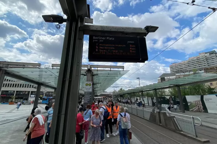Tag des Fahrplanwechsels: Mitarbeiter der RNV helfen Fahrg&auml;sten am Berliner Platz in Ludwigshafen. 